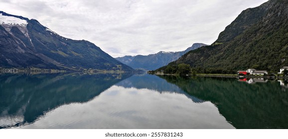 Tranquilidad reflejada: Lago Hornindalsvatnet, Noruega.                                                                  
 Reflected Tranquility: Lake Hornindalsvatnet, Norway - Powered by Shutterstock