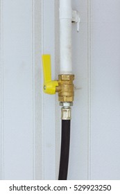 The transition from the hose to the pipe with brass ball valve