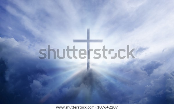 空に天の光を放つ透明な十字架 の写真素材 今すぐ編集