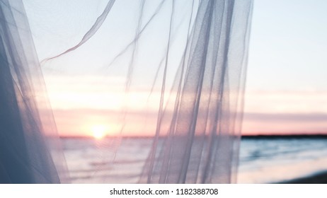 風になびくスカート の写真素材 画像 写真 Shutterstock