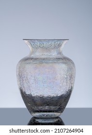 Vase en verre de crépitement transparent et perlé.Décoration maison.