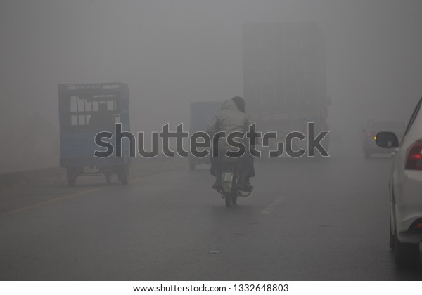 Transport on the road on heavy fog days\
Can\'t see the way\
forward,Pakistan