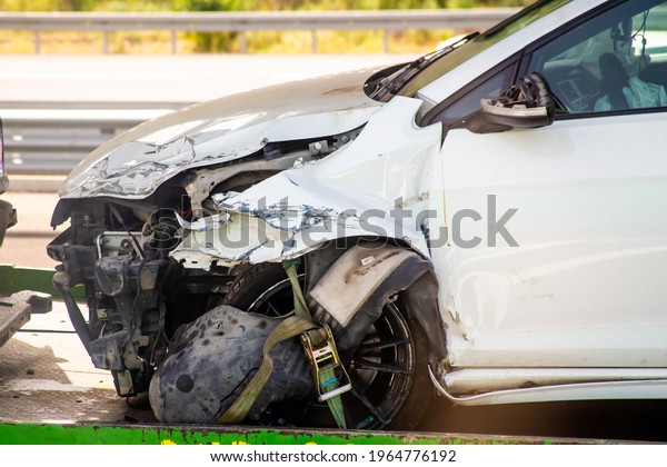 transportation of a\
crashed car on a sunny\
day