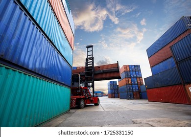 Transport Logistik für den internationalen Containerfrachtversand und das Frachtflugzeug im Containerhof, Güterverkehr, Internationaler Weltversand.