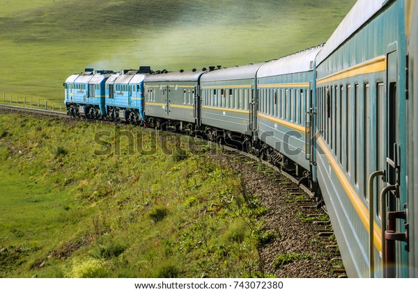 蒸気機関車付きシベリア鉄道で、晴れた夏の日（ウランバートル、モンゴル、アジアの近く）にモンゴルを横断する