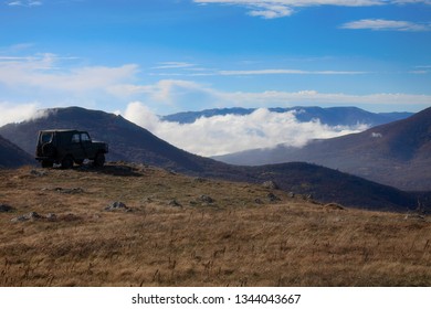 Viaje en camión en las montañas a la par de nubes
