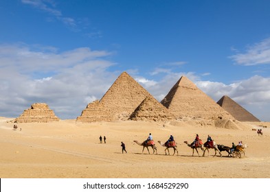 
Travel by riding a camel and chariot in Giza in Egypt.