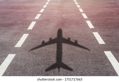 Reisekonzept, Flugzeugschatten auf der Landebahn