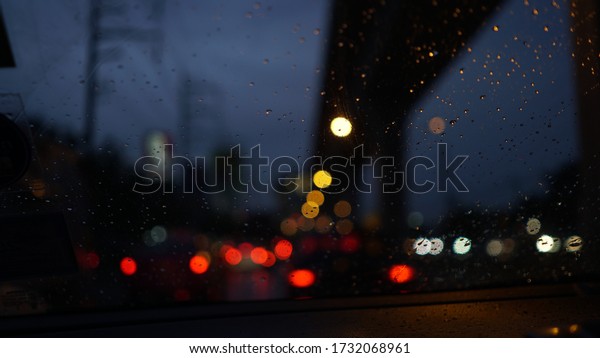 
Travel during the rainy night of the city. car
rain city