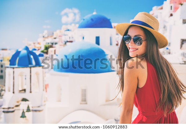 旅行ヨーロッパの夏休みの女の子で オイア サントリーニ ギリシャのクルーズバケーションを楽しむ サン ゲイトウェイ アジア人女性は 帽子とサングラスをかけて微笑んでいる の写真素材 今すぐ編集 1060912883