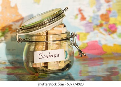 Économies de frais de voyage dans un bocal en verre avec carte sur fond noir
