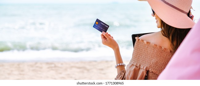 Travel Summer Vacation Concept, Happy Young Asian Solo Traveler Woman With Credit Card Mockup And Laptop In Cafe On Tutu Beach, Pattaya, Thailand