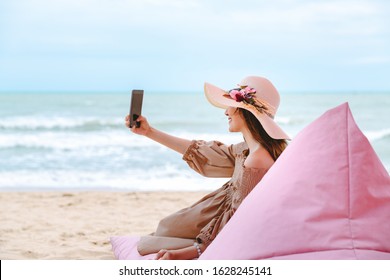 Travel Summer Vacation Concept, Young Asian Solo Traveler Woman Selfie With Mobile Phone In Cafe On Tutu Beach, Pattaya, Thailand