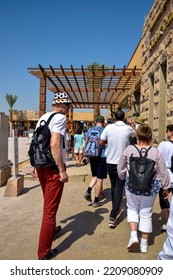 Travel Tour Group, Tourists Goes To Karnak Temple. People Exploring Egypt. Beautiful Egyptian Landmark With Hieroglyphics, Decayed Temples, Obelisks And Other Buildings. Luxor, Egypt - October 2021