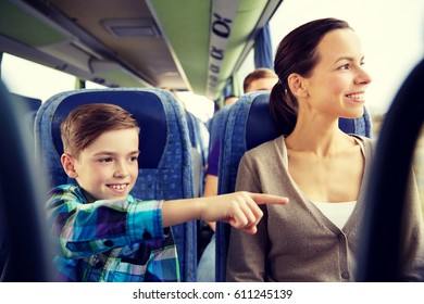 concepto de viajes, turismo, familia, tecnología y personas - feliz madre e hijo viajando en autobús