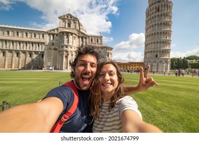 Reisen Touristen Freunde mit Foto-Selfi mit Smartphone in Pisa, Toskana. Happy Paar in Liebe Reisen in Europa Spaß machen Selbstporträt-Bild in Pisa von Leaning Tower von Pisa, Italien.