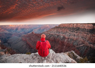 Reisende auf den Klippen Berge über Grand Canyon National Park, Arizona, USA.Inspiring Emotion. Travel Lifestyle Reise Erfolg Motivation Konzept Abenteuer Urlaub Outdoor Konzept.