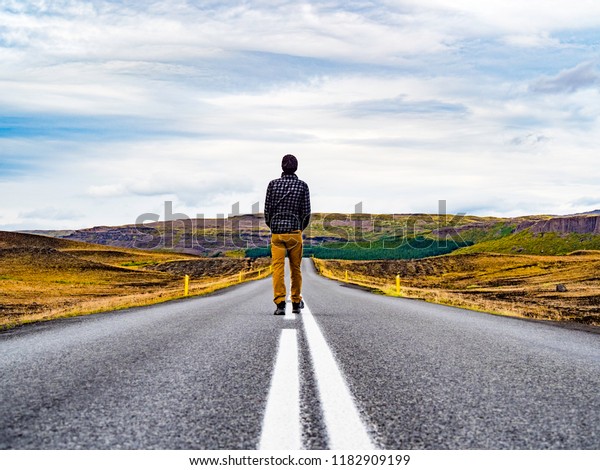 景色を楽しむアイスランドの輪道の地平線を歩く旅人 の写真素材 今すぐ編集
