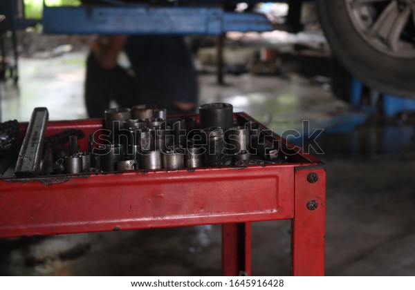 Trays for mechanic auto repair tools It\'s a red\
three-layer box. In order to separate the tools into groups,\
convenient for picking in urgent\
time.