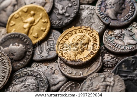 A treasure of Roman gold and silver coins.Trajan Decius. AD 249-251. AV Aureus.Ancient coin of the Roman Empire.Authentic  silver denarius, antoninianus,aureus of ancient Rome.Antikvariat. Imagine de stoc © 