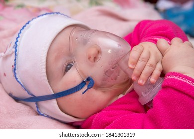 Treatment Of Baby From Influenza,the Baby Breathes Through An Oxygen Mask By Inhaling Medication To Cure The Disease