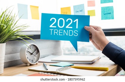 Trends der Konzepte von 2021 mit Text und Geschäftsmann.Kreativität zum Erfolg