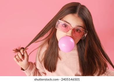 Chica moda soplando chicle