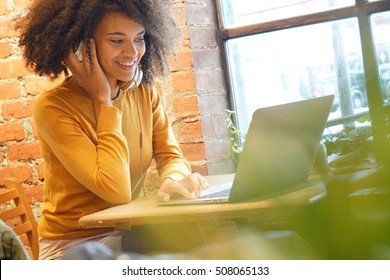 Trendy Girl in einem Café verbunden mit Internet mit Tablet