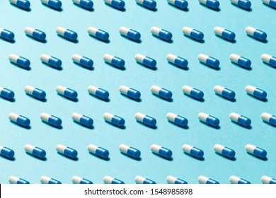 Trendy Muster, hergestellt mit Tabletten, Tabletten und Kapseln aus pharmazeutischen Arzneimitteln auf hellblauem Hintergrund. Medizin kreative Konzepte. Minimaler Stil mit bunter Papierhintergrund. Trendfarben