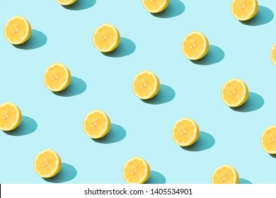 Trendy sunlight Sommermuster mit gelbem Zitronenschnitt auf hellblauem Hintergrund. Minimales Sommerkonzept.