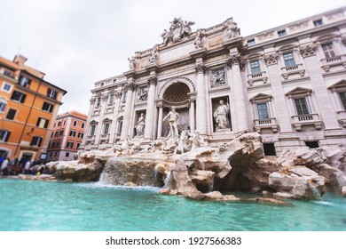 Der Trevi-Brunnen (auf Italienisch: Fontana di Trevi), ein Brunnen im Trevi-Viertel in Rom, Italien, Barockbrunnen, mit einer Vielzahl von Touristen rund um die Stadt