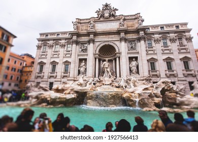 Der Trevi-Brunnen (auf Italienisch: Fontana di Trevi), ein Brunnen im Trevi-Viertel in Rom, Italien, Barockbrunnen, mit einer Vielzahl von Touristen rund um die Stadt