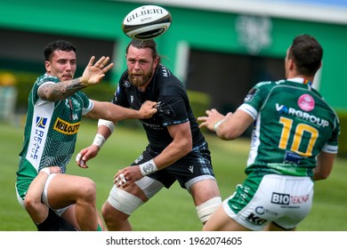 Treviso, Italy, April 24, 2021, Marco Zanon (Benetton Treviso) offload to Paolo Garbisi (Benetton Treviso) during Rugby Guinness Pro 14 match Rainbow Cup 2021 - Benetton Treviso vs Glasgow Warriors