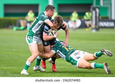 Treviso, Italy, April 24, 2021, Ross Thompson (Glasgow) tackled by Paolo Garbisi (Benetton Treviso) and Ignacio Brex (Benetton Treviso) during Rugby Guinness Pro 14 match Rainbow Cup 2021 - Benetton T