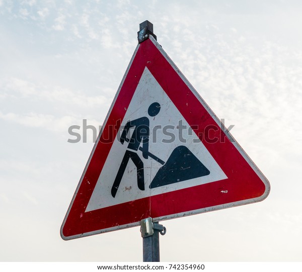triangle building site traffic\
sign