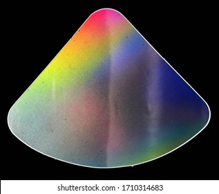 dreieckiger glänzender Folienaufkleber mit cooler Neonregenbogen-Oberfläche auf echtem Papier einzeln auf schwarzem Hintergrund. Makrofoto eines schönen Holo-Aufklebers.