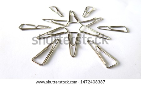 trigonal clips are useful for tools to bring together two or more sheets of paper. The advantage is that paper clipped with clips can be easily removed again. The use of trigonal clips is more practic