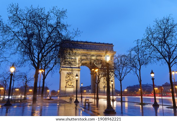 The\
Triumphal Arch is one of the most famous monuments in Paris. It\
honors those who fought and died for\
France.