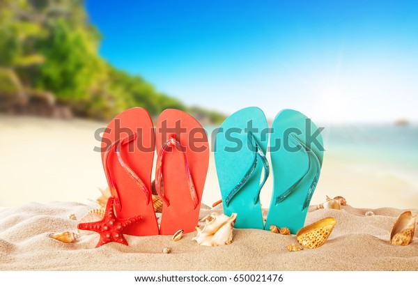 Foto De Stock Sobre Playa Tropical Con Coloridas Chanclas Fondo