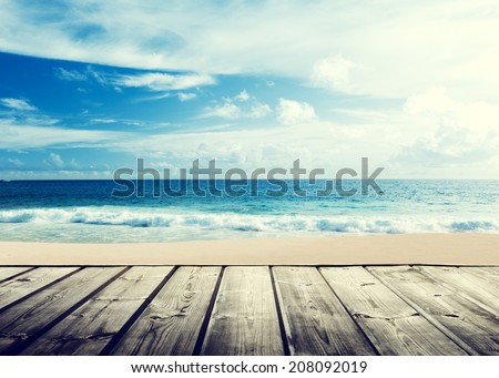 Foto Bild Old wooden platform on stilts in Raja Ampat, Papua, Indonesia.