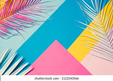 Fondo tropical colorido y colorido con hojas de palmera tropicales pintadas exóticas. Concepto minimalista de verano. Piso plano.