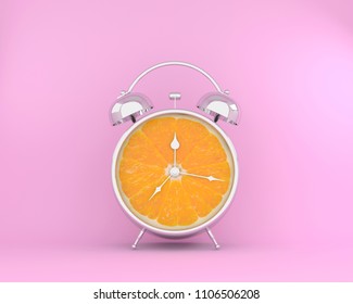 Tropisches Obstkonzept aus orangefarbenem Slice-Wecker auf rosafarbenem, pastellfarbenem Hintergrund. minimales Unternehmenskonzept.