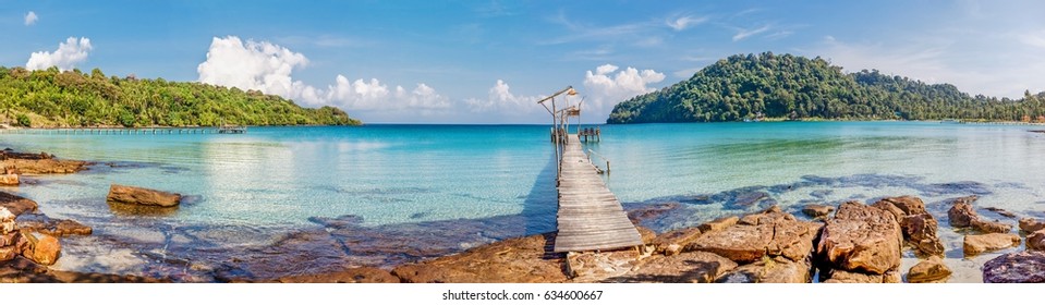 Тропическая панорама моря с пирсом на маленьком острове
