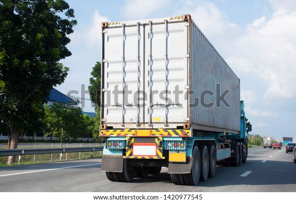 A truck is carrying 40\'hc container\
during the hight way\
transportation.