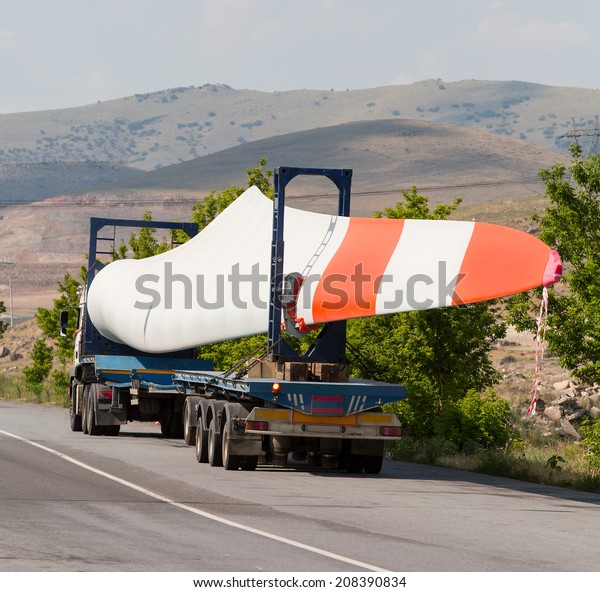 truck carrying a heavy load\
