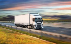 Camion Con Contenitore Sull'autostrada, Concetto Di Trasporto Merci. Effetto Rasatura.