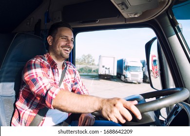 Lkw-Fahrer-Job. LKW-LKW mittleren Alters Professioneller Lastwagenfahrer mittleren Alters in ungezwungener Kleidung, der Lastkraftwagen fährt und die Ladung bis zum Zielort transportiert. Transportdienst.