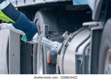 The Truck Driver Pulls Off The LNG Tank Gun 