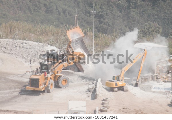 Truck dump material to crusher while loader blend\
material to crusher