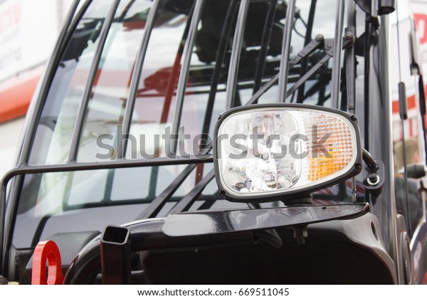 truck headlight\
detail